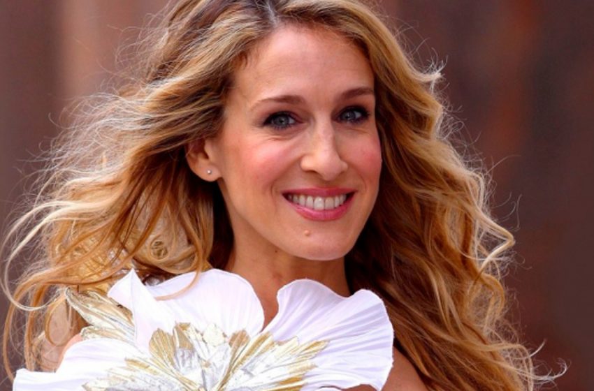  Actress Sarah Jessica Parker Steps Out With Twin Daughters