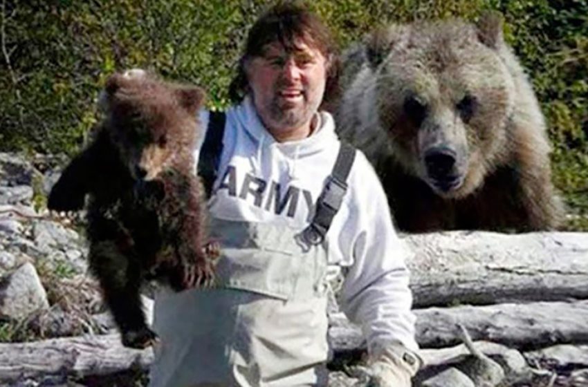 The fisherman saved a bear cub: the next day, the mother bear comes after him