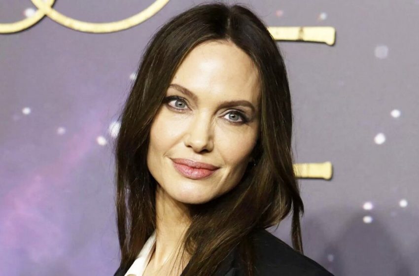  “Beautiful even without makeup!”: Angelina Jolie was caught by the paparazzi in a black coat