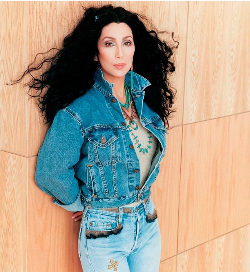 The paparazzi showed the legendary 75-year-old Cher without makeup on ...