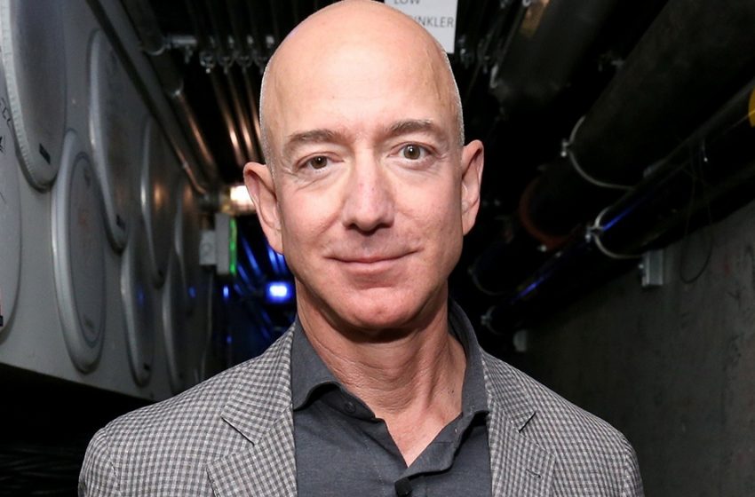  It doesn’t get any shorter: Billionaire Bezos’s 52-year-old fiancée walks around in a mini and isn’t shy