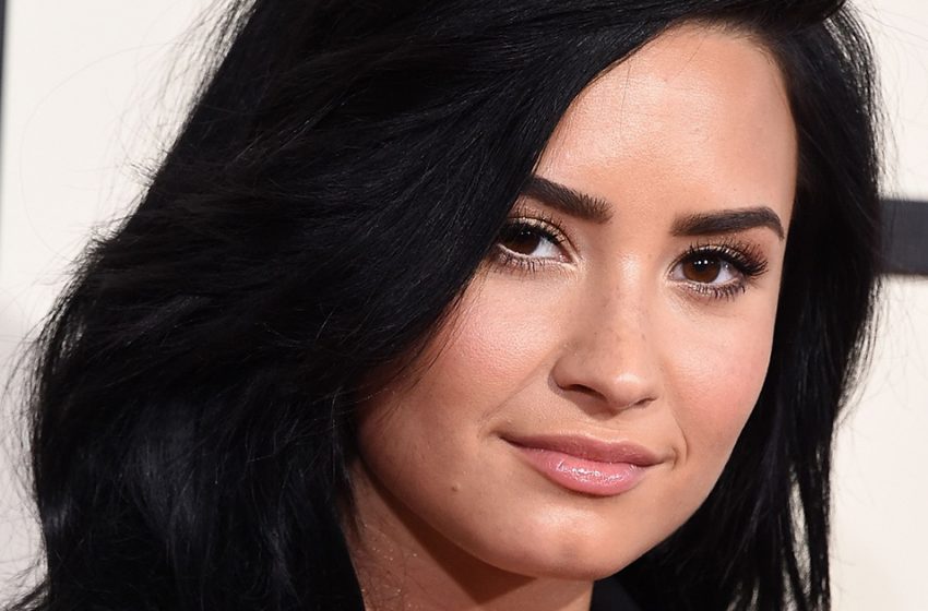 “Sexy but not dirty!”: Demi Lovato surprised fans in an open-shouldered dress