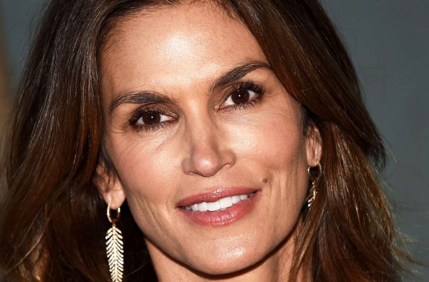  “This girl is incredible!” – Cindy Crawford, 56, danced in a sequined dress with a deep cleavage