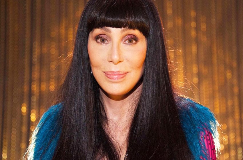  The paparazzi showed the legendary 75-year-old Cher without makeup on vacation