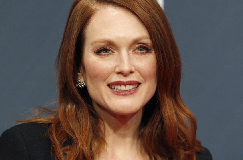  Deep cleavage down to the belly and “standing” forms: 61-year-old Julianne Moore made an impression