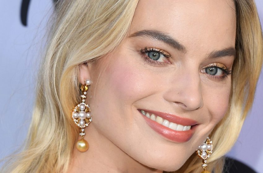  Star in silk pajamas: Margot Robbie was caught by paparazzi in an unusual outfit on the street