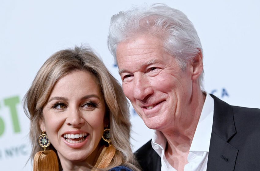  “This is what happiness looks like!”: Richard Gere and his young wife and two sons blew up the Network