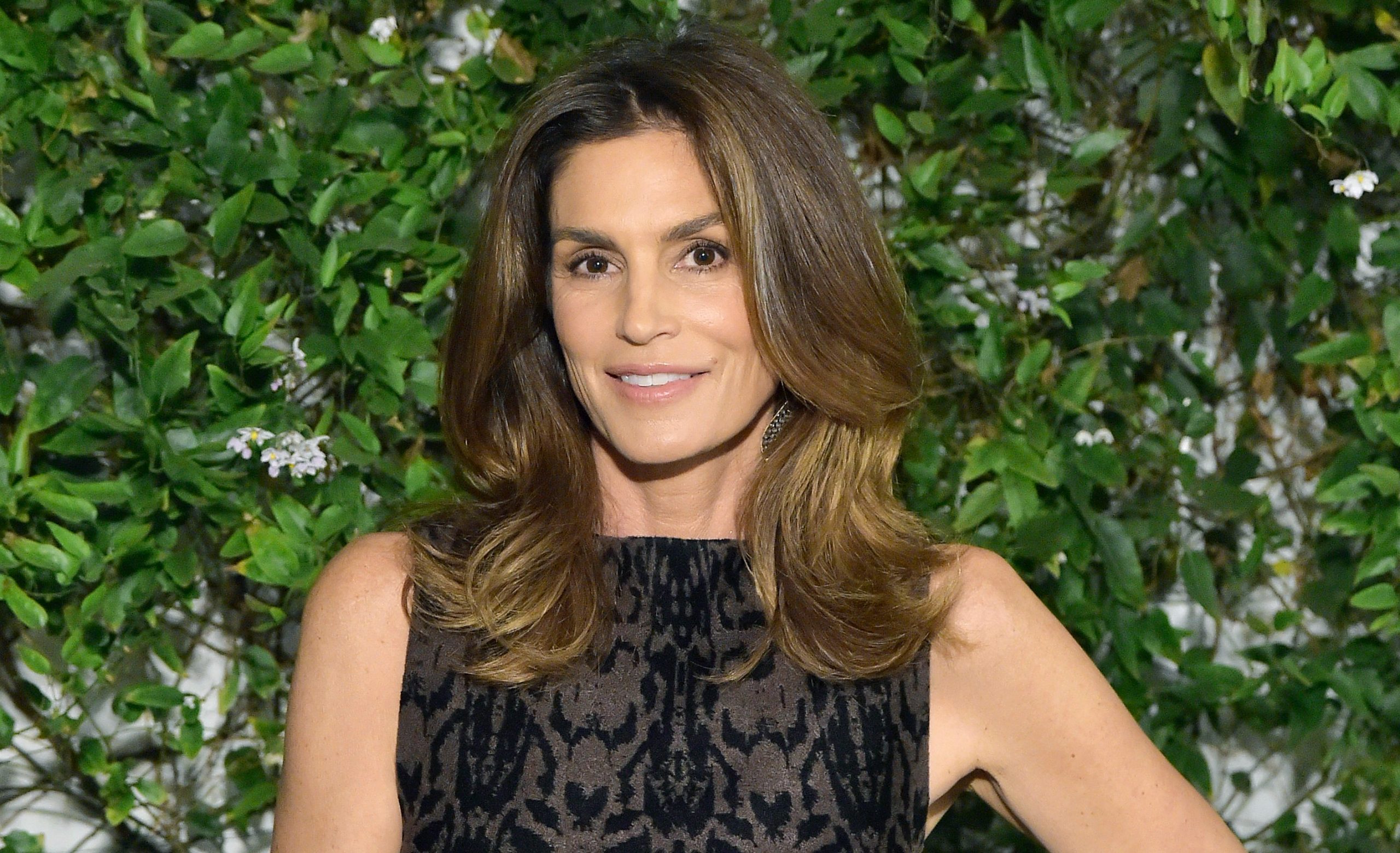 “This girl is incredible!” Cindy Crawford, 56, danced in a sequined