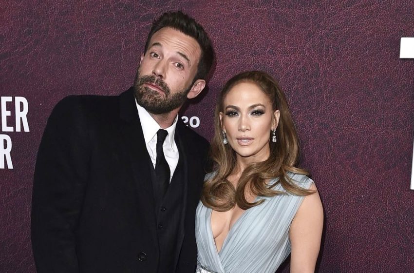  Jennifer Lopez and Ben Affleck sang a duet and kissed in public at a Christmas party