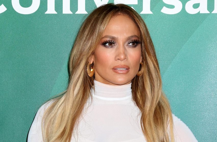  Sophisticated beauty without makeup: Jennifer Lopez put on a “marshmallow” outfit