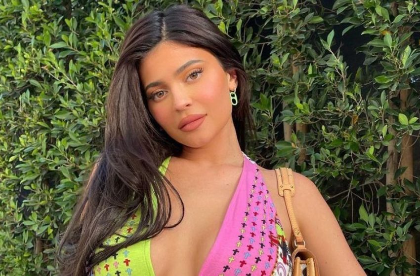  Kylie Jenner showed the face of her 1-year-old son for the first time and revealed his new name