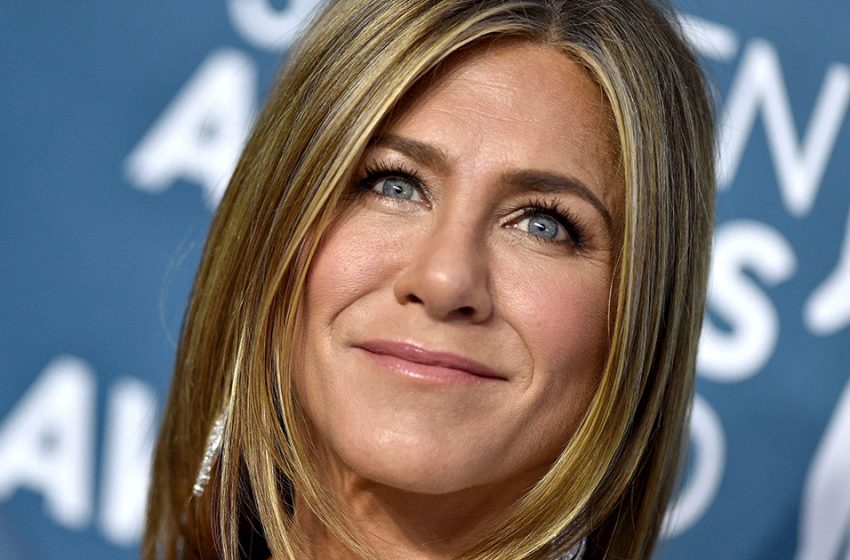  The beauty of Jennifer Aniston is overwhelming: the actress looks stunning in her beach images, making her incomparable to others