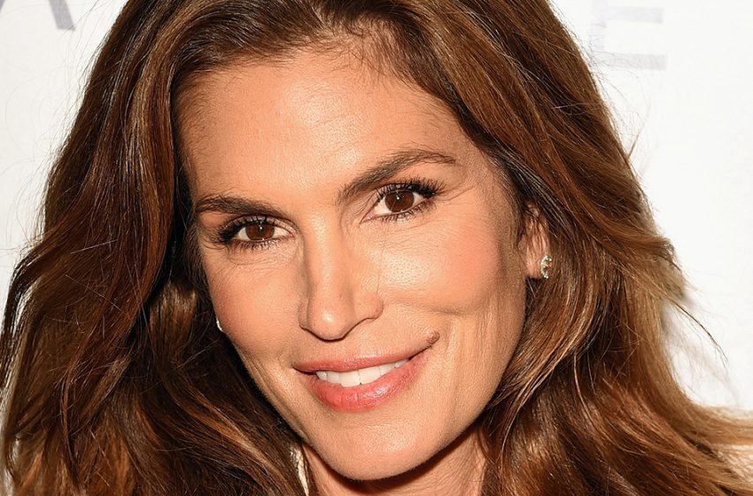  In a robe and curlers: 56-year-old Cindy Crawford struck people with an “honest” look