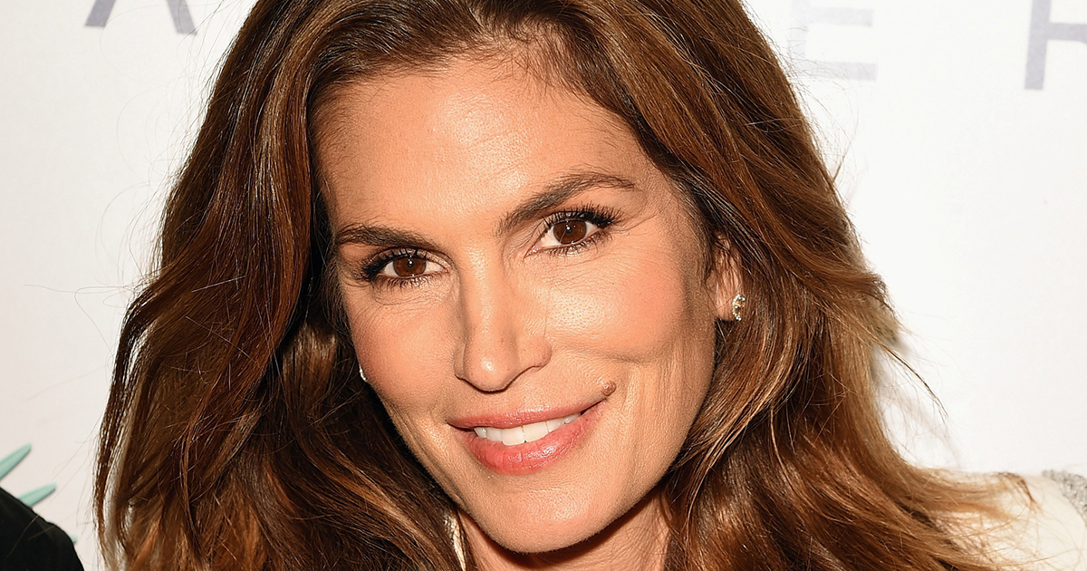 In a robe and curlers 56yearold Cindy Crawford struck people with an