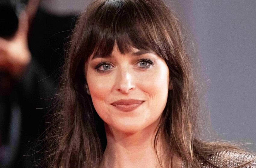  The star wears a transparent bodysuit: The audience was stunned by Dakota Johnson at the Gucci fashion show