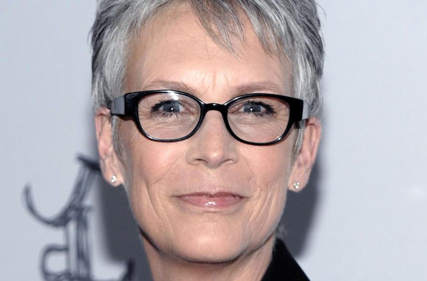  An elegant dress with a deep neckline. Jamie Lee Curtis showed off her amazing figure at 64 years  old