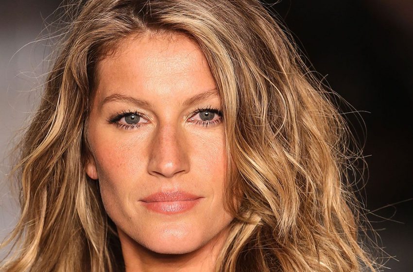  Bündchen was photographed in a plunging purple Versace bikini