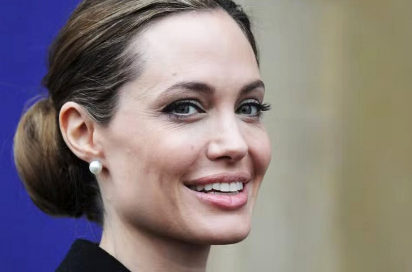  Won’t the wind blow her away? The 95 Ibs Jolie stepped out with her daughter
