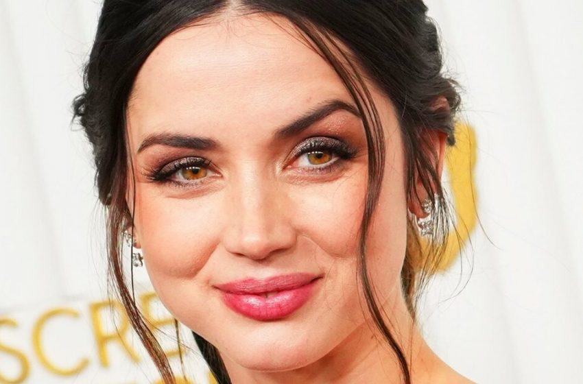  Tummy-length neckline and thin straps: Ana de Armas in a bra-less dress appeared at the awards
