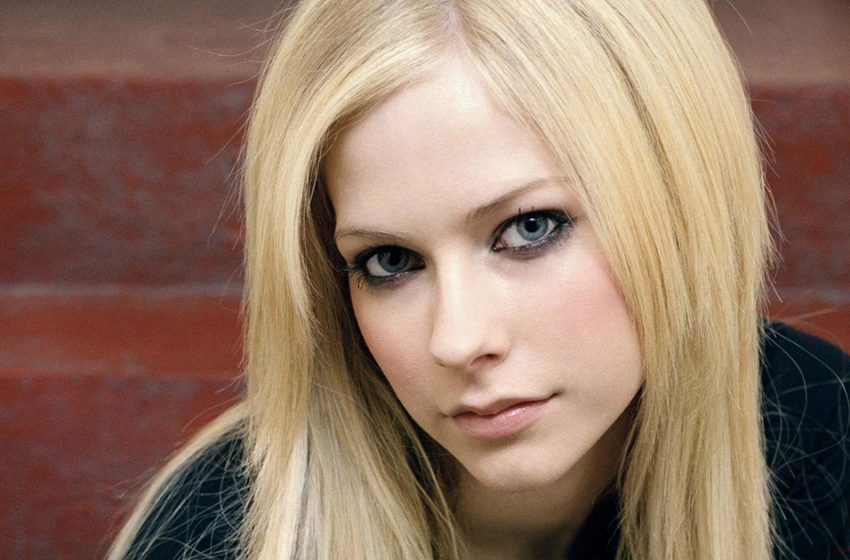  Quickly found a replacement: Avril Lavigne after breaking off engagement with rocker came to party with rapper