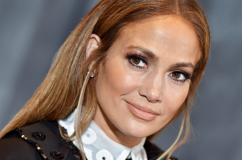  Ben is a good influence on her: J.Lo wore a dress that made even reporters lose their heads