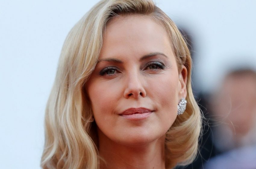  “Sensual beauty”: Charlize Theron showed honest photos taken in a car