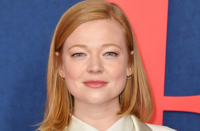  You can’t hide your tummy anymore. Sarah Snook, 35, star of “The Heirs,” went public with her husband, who is expecting a baby.