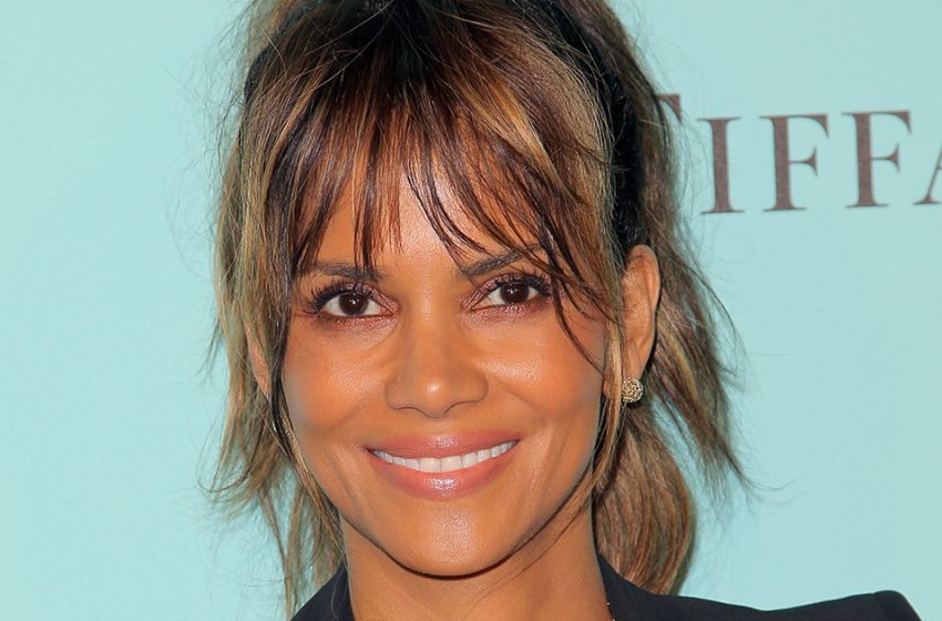  “Just amazing and no vulgarity.” Halle Berry, 56, filmed nude in the shower