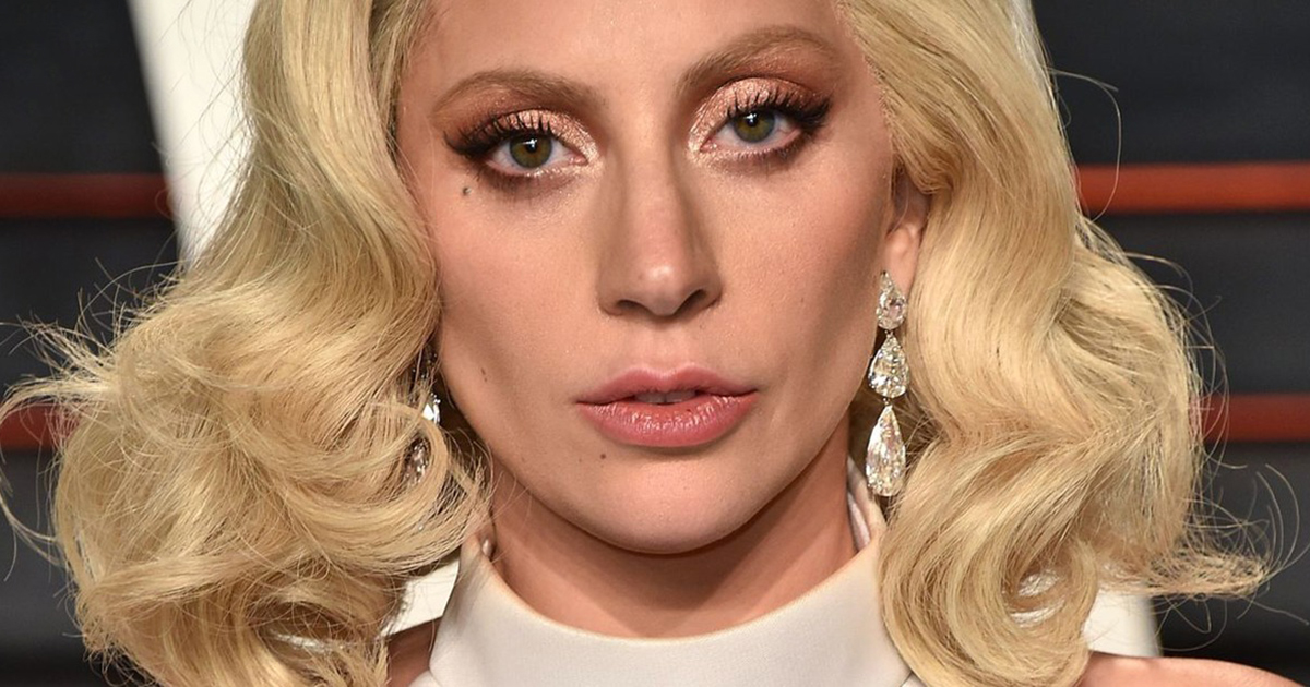 Обсуждение звезд. Леди Гага губы. Lady Gaga с напудренным лицом. Узнаваемая знаменитость.