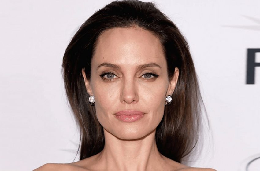  Brad is Biting his Elbows! Jolie, 45, Caught in the Ppaparazzi’s Lenses with an Impressive Neckline