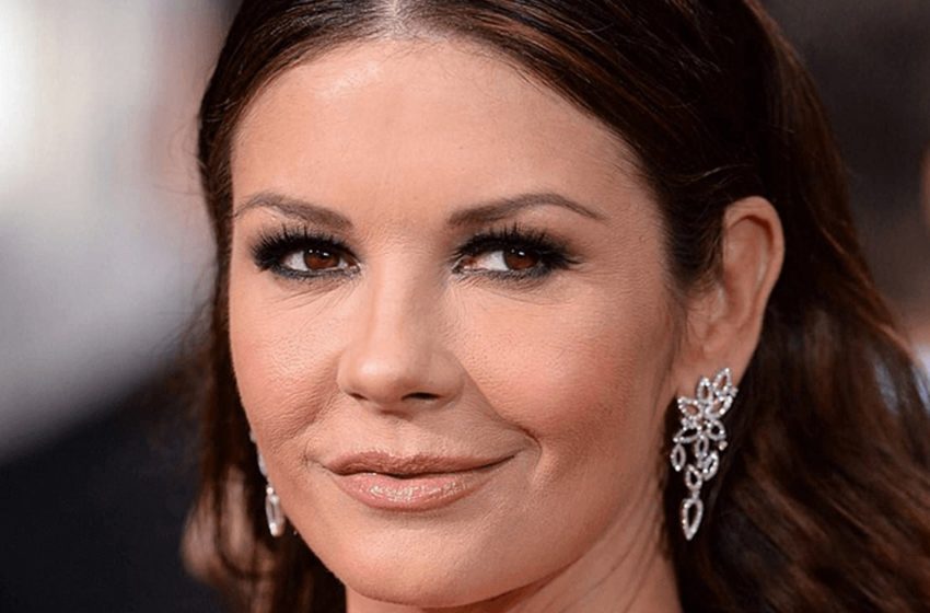  “Wrinkled Neck.” Catherine Zeta-Jones, 53, Showed an Honest Snapshot Without Retouching