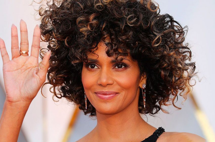  Halle Berry Flashed Cellulite on Her Legs in Miniskorts