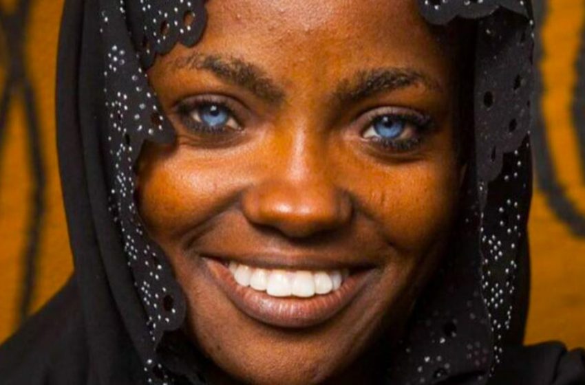  A dark-skinned girl with blue eyes has delighted the Net. What do her children look like