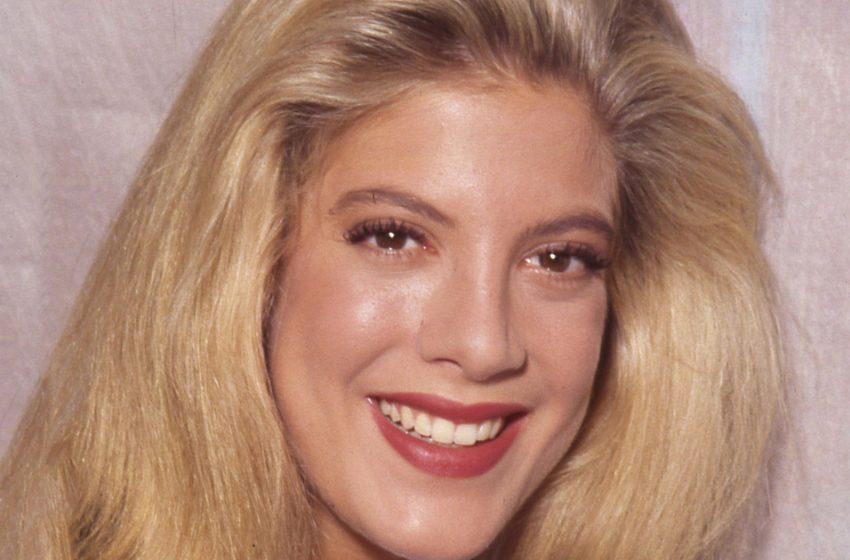  Surgeons Overdid it: 50-year-old “Beverly Hills, 90210” Star Tori Spelling is Hard to Recognize