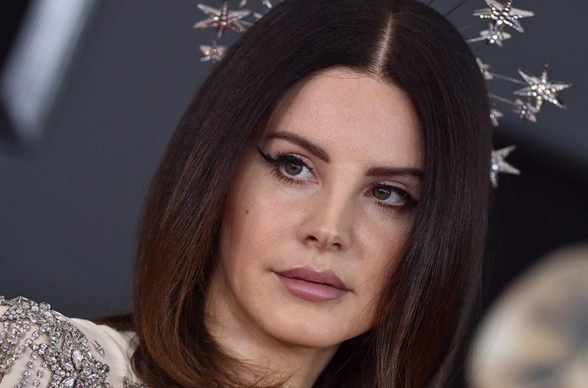 “It’s Very Old-fashioned”: Lana Del Rey, 37, Took to the Stage in a Velvet Dress