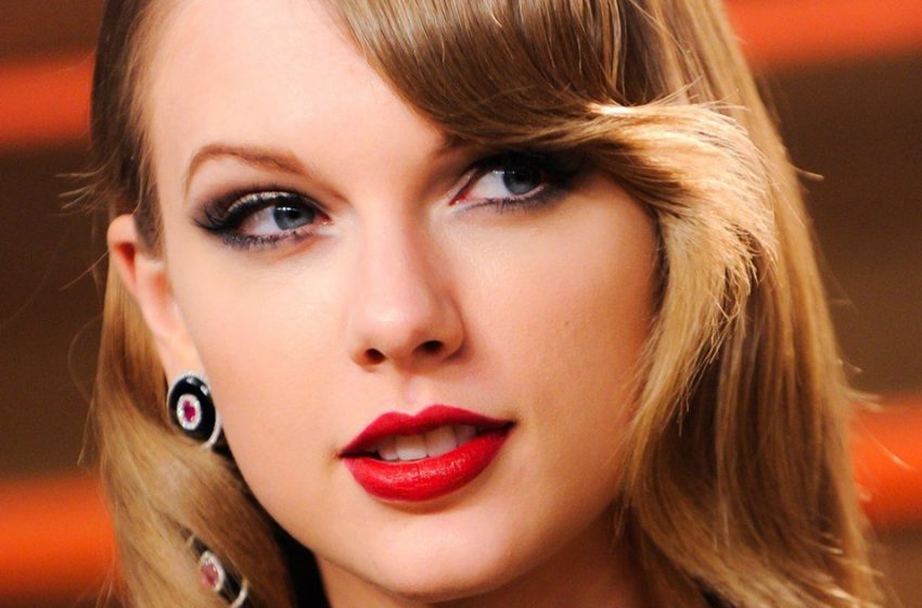  “Oh, Yummy”: Taylor Swift Swallowed a Bug Right on Stage During Her Concert