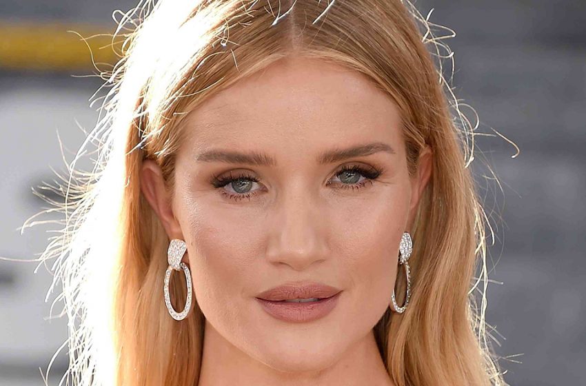  Get Men off Your Screens: 35-year-old Rosie Huntington-Whiteley in a Corset Dress will Drive you Crazy