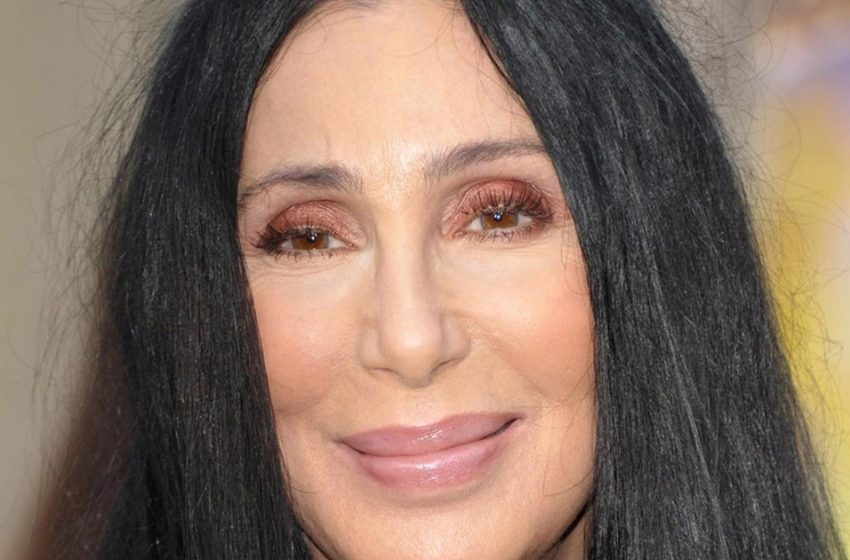  She Hasn’t Lost her Elasticity. Paparazzi Caught the 76-year-old Cher Without Makeup and Bra