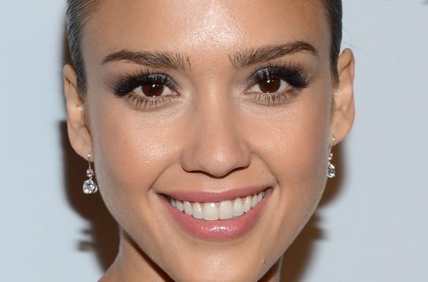 It’s Like the Daughter is Older than Mom. The Ageless 42-year-old Alba Showed off Her Heiress