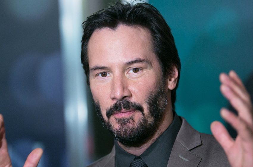  “Like a Homeless Person”: Keanu Reeves Was Photographed Sitting On The Pavement!