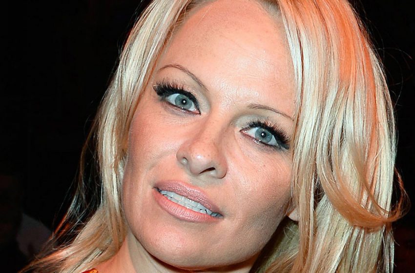  “Like an Old Lady”: Pamela Anderson Hit The Lenses Of The Paparazzi!