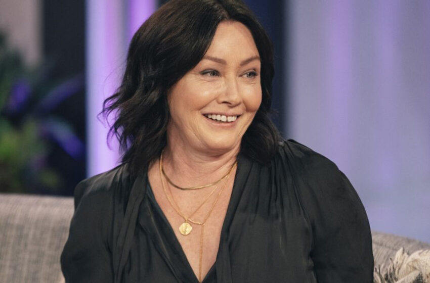  “What a Spicy Look”: Shannen Doherty Appeared Only In a Shirt That Revealed Her Slender Legs!