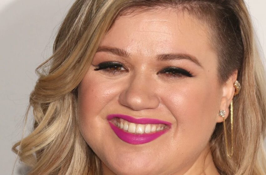  “What Is Her Beauty Secret?”: Kelly Clarkson Lost Weight And Showed Her Figure In Green Top And Skinny Pants!