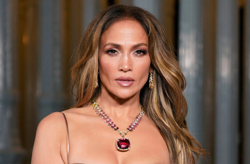  A Dress “Regular People Won’t Dare To Wear”: Jennifer Lopez Drew Everyone’s Attention On The Red Carpet!