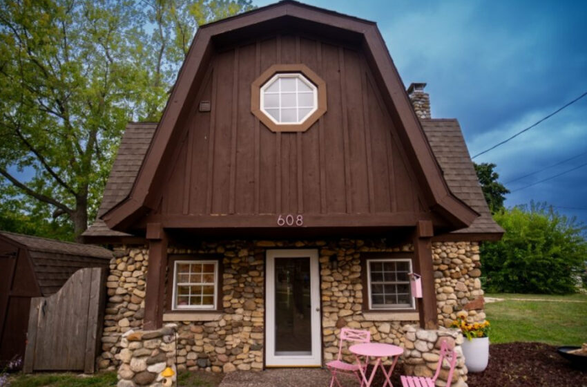  “Small House With Barbie Flair”: A Girl Renovated The Old House Turning It Into Barbie’s Dreamhouse!