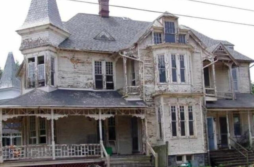  Amazing Transformation Of an Old Abandoned House: The House That Was Left In Ruins, Looks Like a Castle Now!