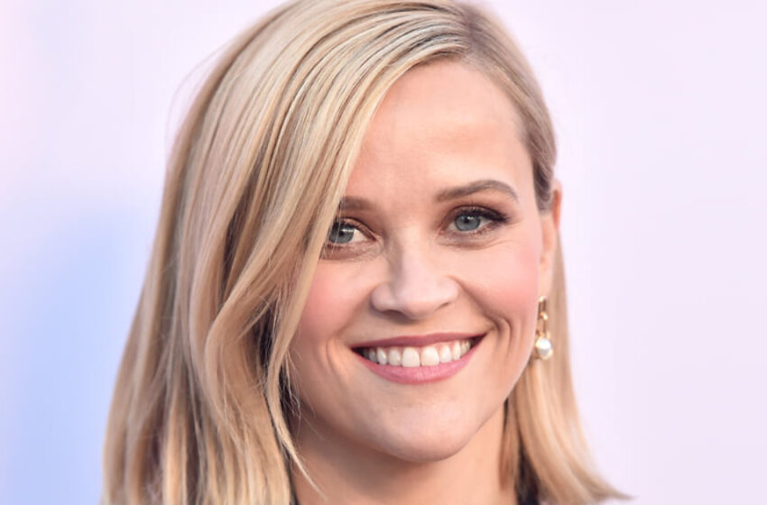  “In A Schoolgirl Dress”: 47-year-old Reese Witherspoon Captivated The Guests Of Paris Fashion Week With Her Slender Legs!