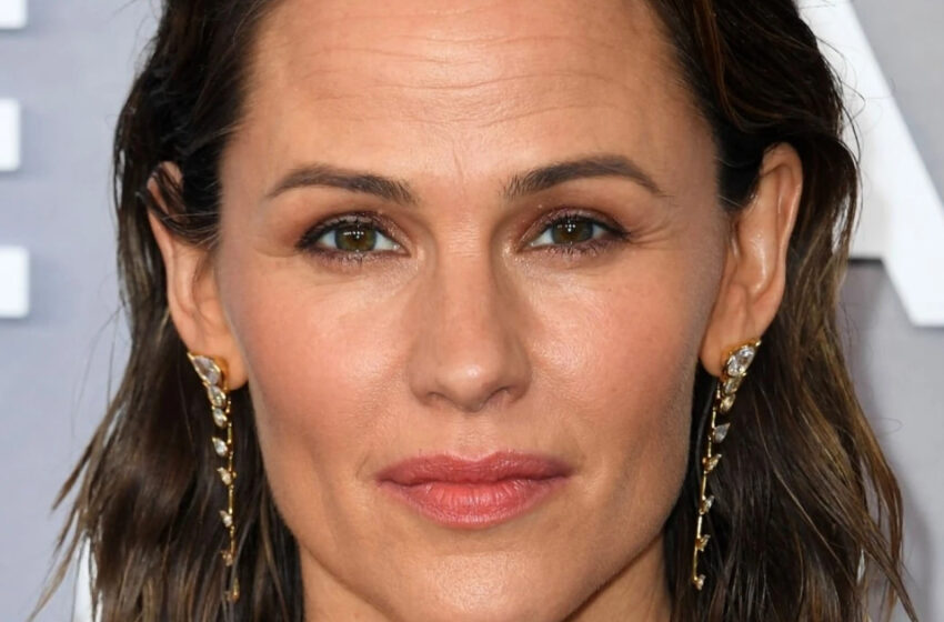  “Mom Of Three Stunned Fans With Her Swimsuit Photo”: Jennifer Garner Showed How A Woman Should Age!