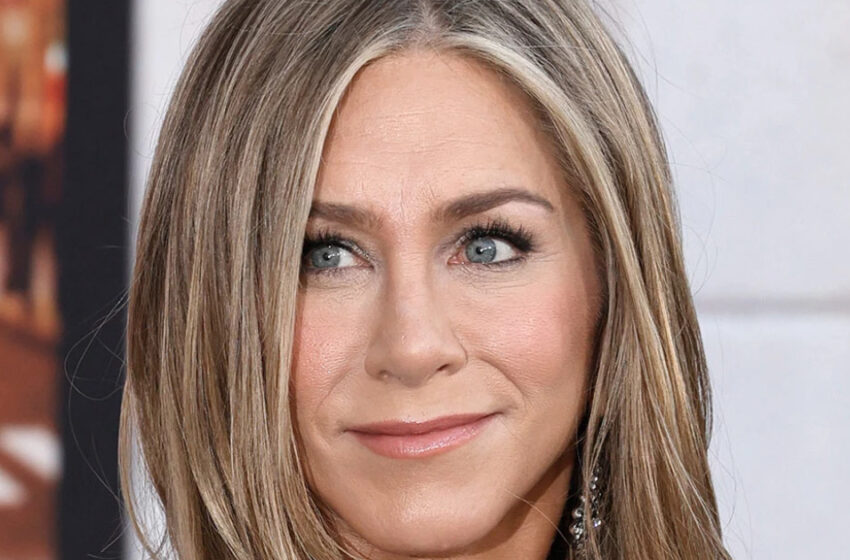  The Star’s Look In Bra With “No Belly Button”: 54-year-old Jennifer Aniston Puzzled Fans!