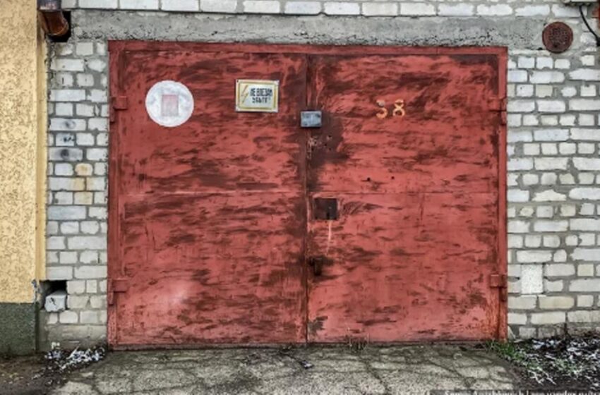  The Guy Lives In A Garage: The Garage Looks Like A Real House With All Amenities!